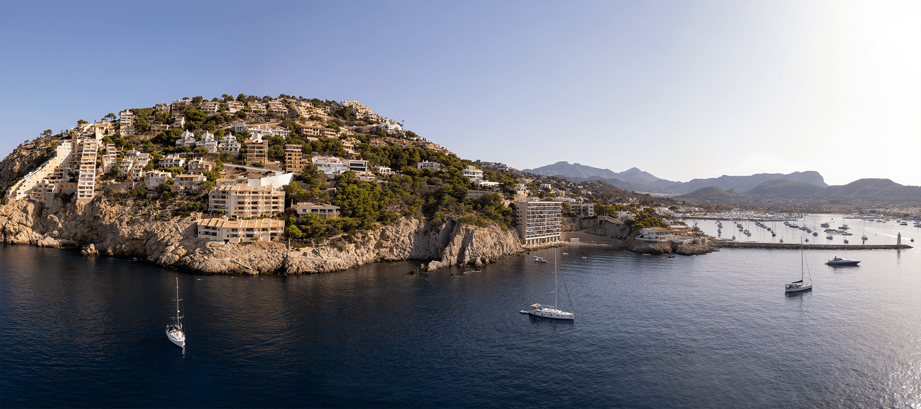 Panoramablick aus der Luft auf den Hafen von Port d’Andratx auf Mallorca