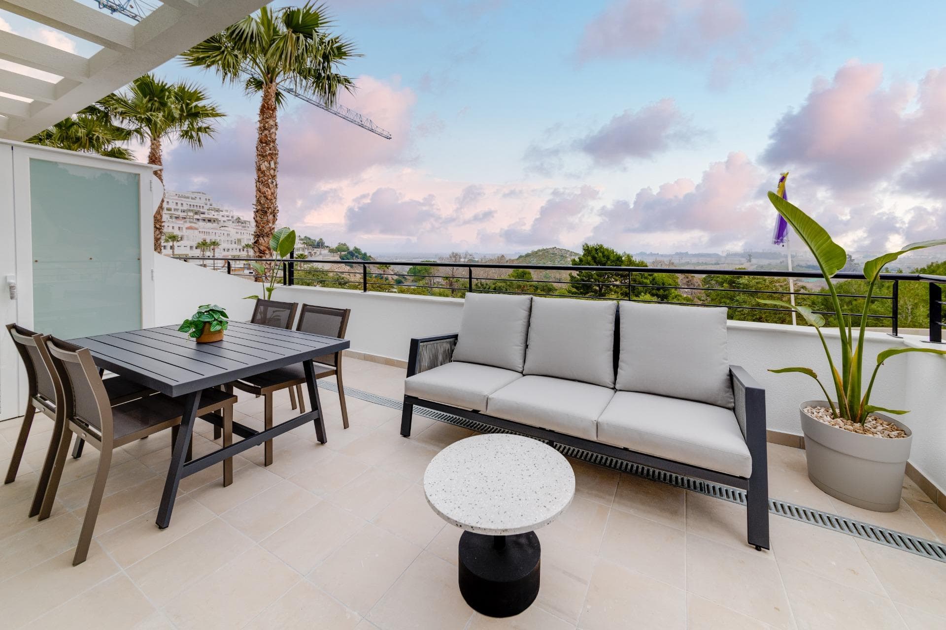 WOHNHAUS MIT MEERBLICK UND GROßEN TERRASSEN