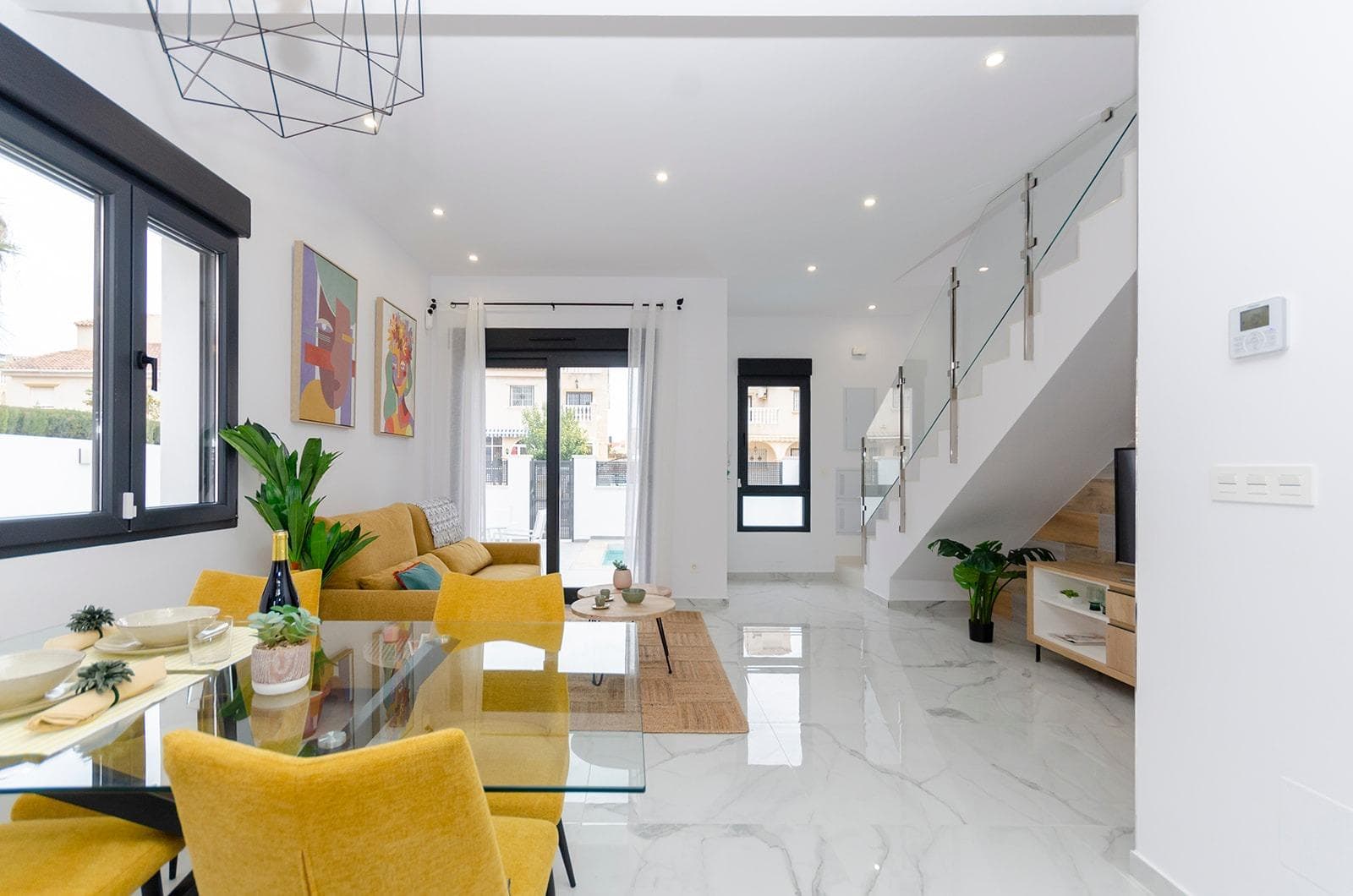 NEUBAU 3 SCHLAFZIMMER VILLA IN TORREVIEJA Diese fabelhafte Neubauvilla über 2 Etagen verte Vorschau 2