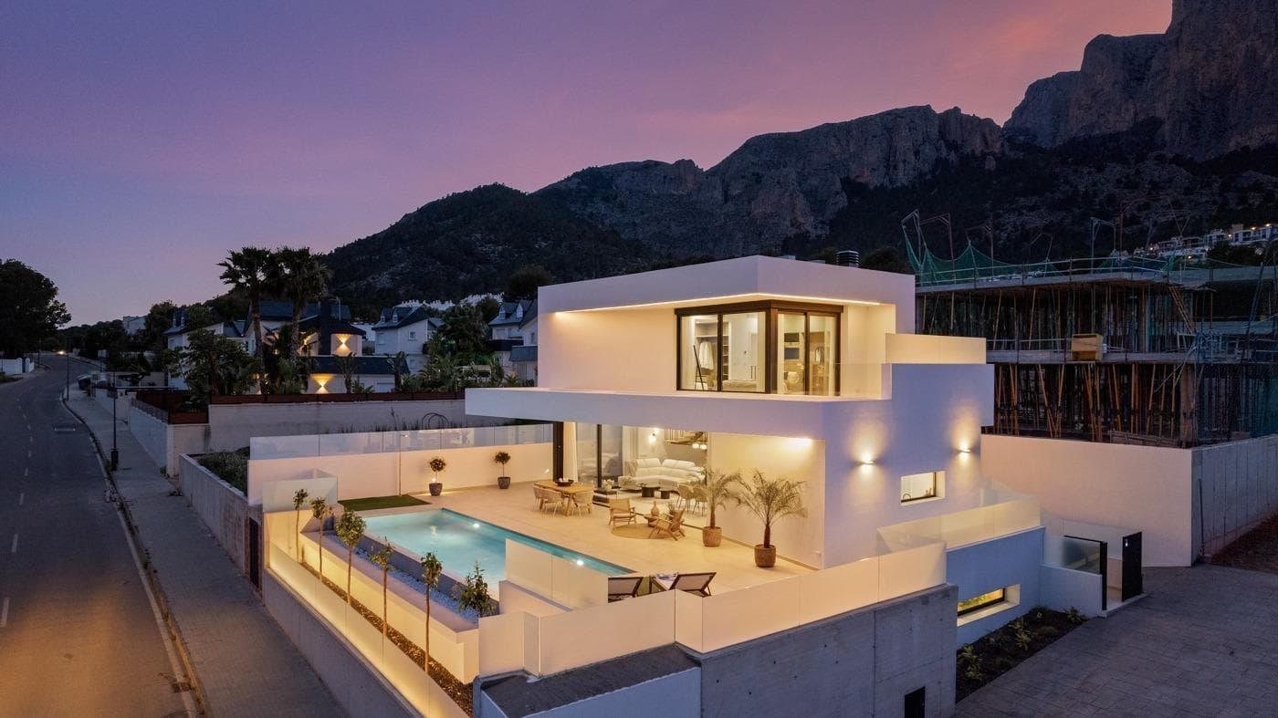 PRÄCHTIGER NEUBAU FREISTEHENDEN VILLA MIT 4 SCHLAFZIMMERN UND KELLER IN POLOP