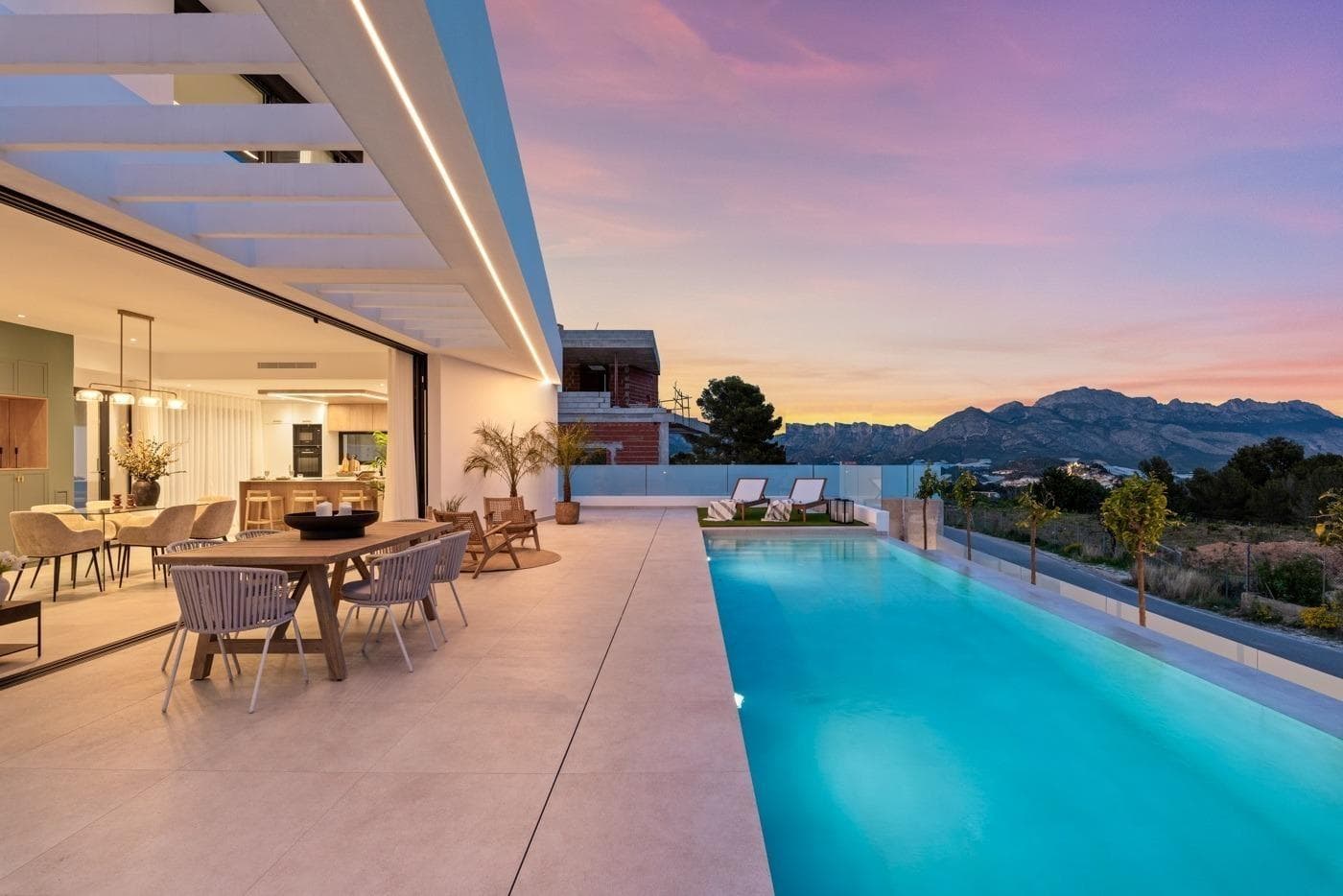 PRÄCHTIGER NEUBAU FREISTEHENDEN VILLA MIT 4 SCHLAFZIMMERN UND KELLER IN POLOP Vorschau 2