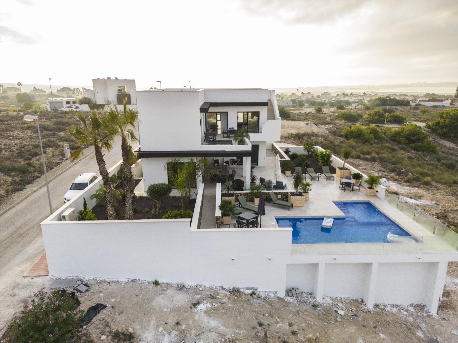 EXKLUSIVE NEU GEBAUTE LUXUSVILLA IN CIUDAD QUESADA (ROJALES) Vorschau 3