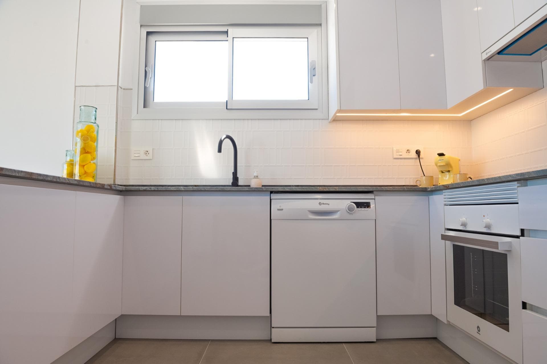 VILLA ZU VERKAUFEN MIT PRIVATEM SCHWIMMBAD UND GARAGE IN LOS ALCAZARES Neubau Villen in Lo Vorschau 4