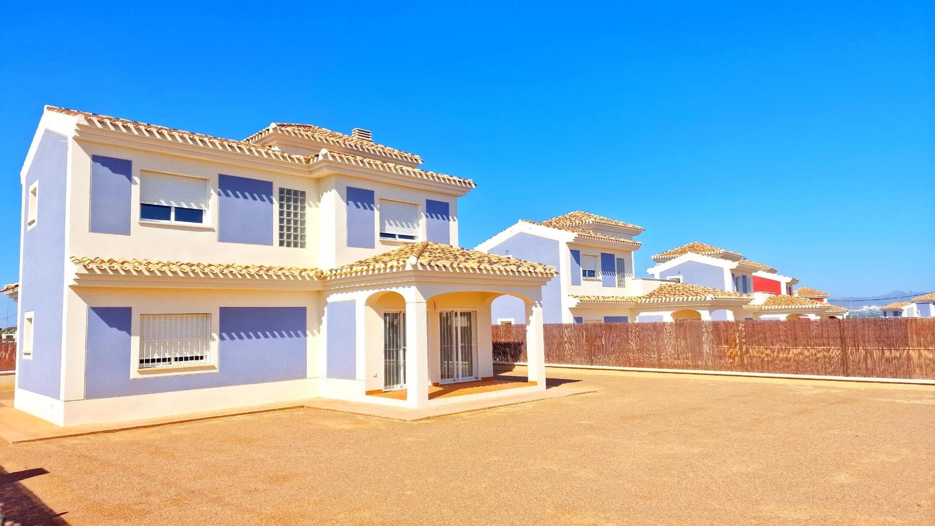 3-Schlafzimmer-Villa mit Dachterrasse und großem Grundstück in Lorca(Murcia) Neue Villen i