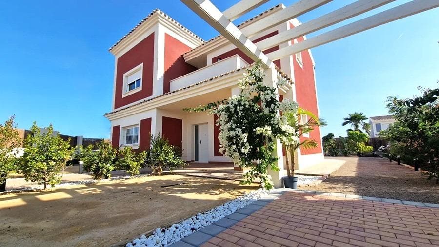Neu gebaute Villa mit 4 Schlafzimmern, Solarium und großem Grundstück in Lorca