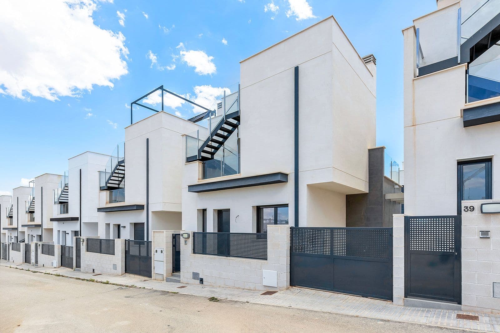 Moderna villa de 3 dormitorios y 2 baños Vorschau 4