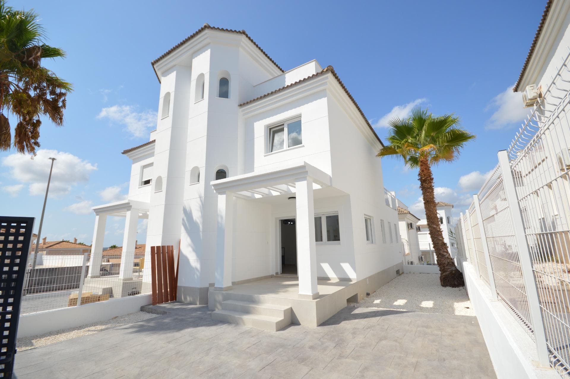 Brandneue Doppelhaushälfte mit 3 Schlafzimmern und Keller in La Marina Wohnanlage mit frei