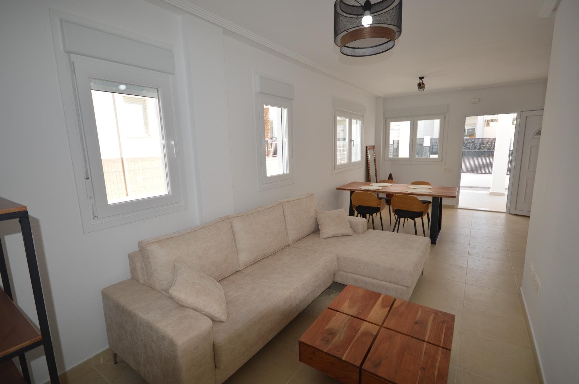 Brandneue Doppelhaushälfte mit 3 Schlafzimmern und Keller in La Marina Wohnanlage mit frei Vorschau 5