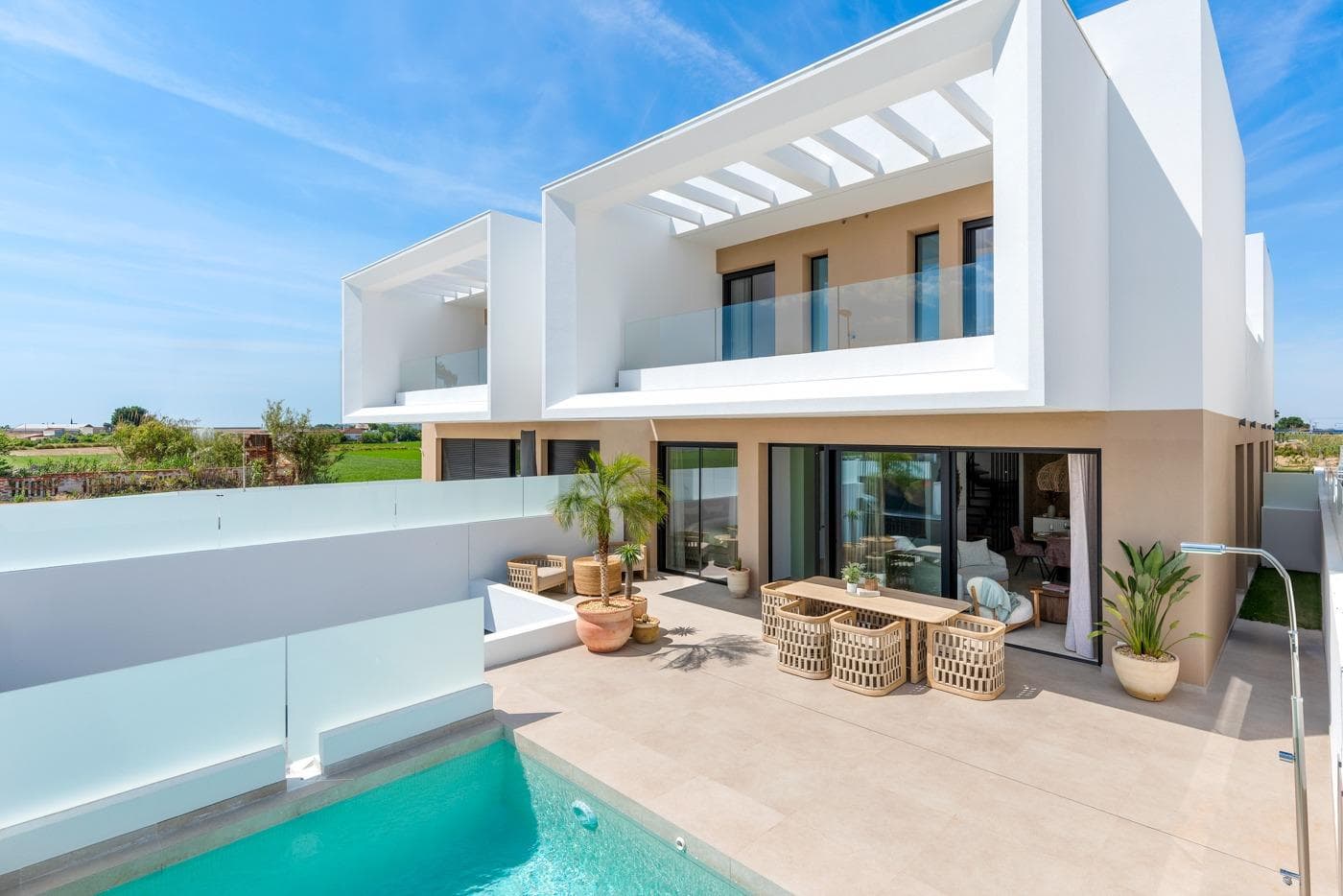 Moderne Reihen- und Doppelvillen zum Verkauf in Dolores, Alicante Entdecken Sie diese exkl