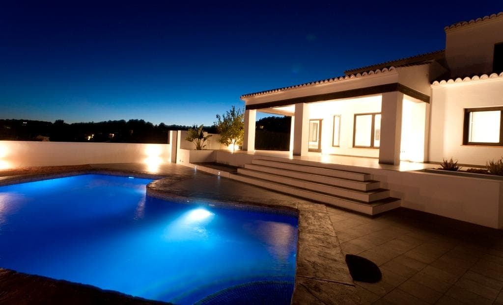 Mediterrane Villa mit 4 Schlafzimmern und Meerblick zum Verkauf in Moraira Elegante Villa 