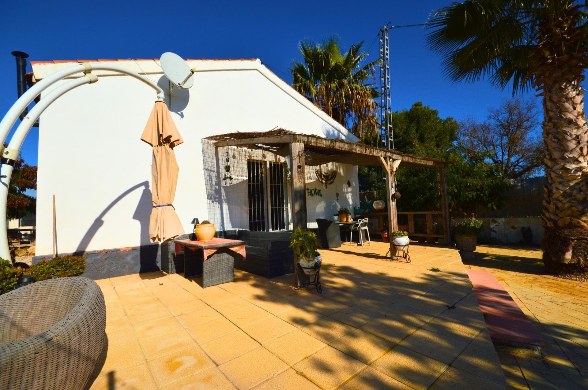 Freistehendes Landhaus mit freiem Blick in Catral Diese vollständig legale, freistehende V