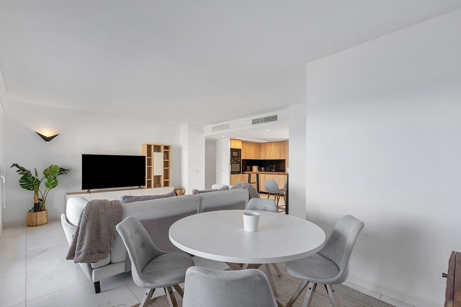 Este exclusivo apartamento en quinta planta se ubica en el prestigioso residencial Posidon Vorschau 4