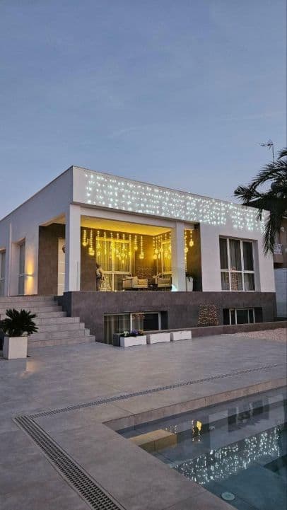 Hoy os traemos esta preciosa villa de lujo, en la exclusiva y demandada urbanización de Mo Vorschau 3