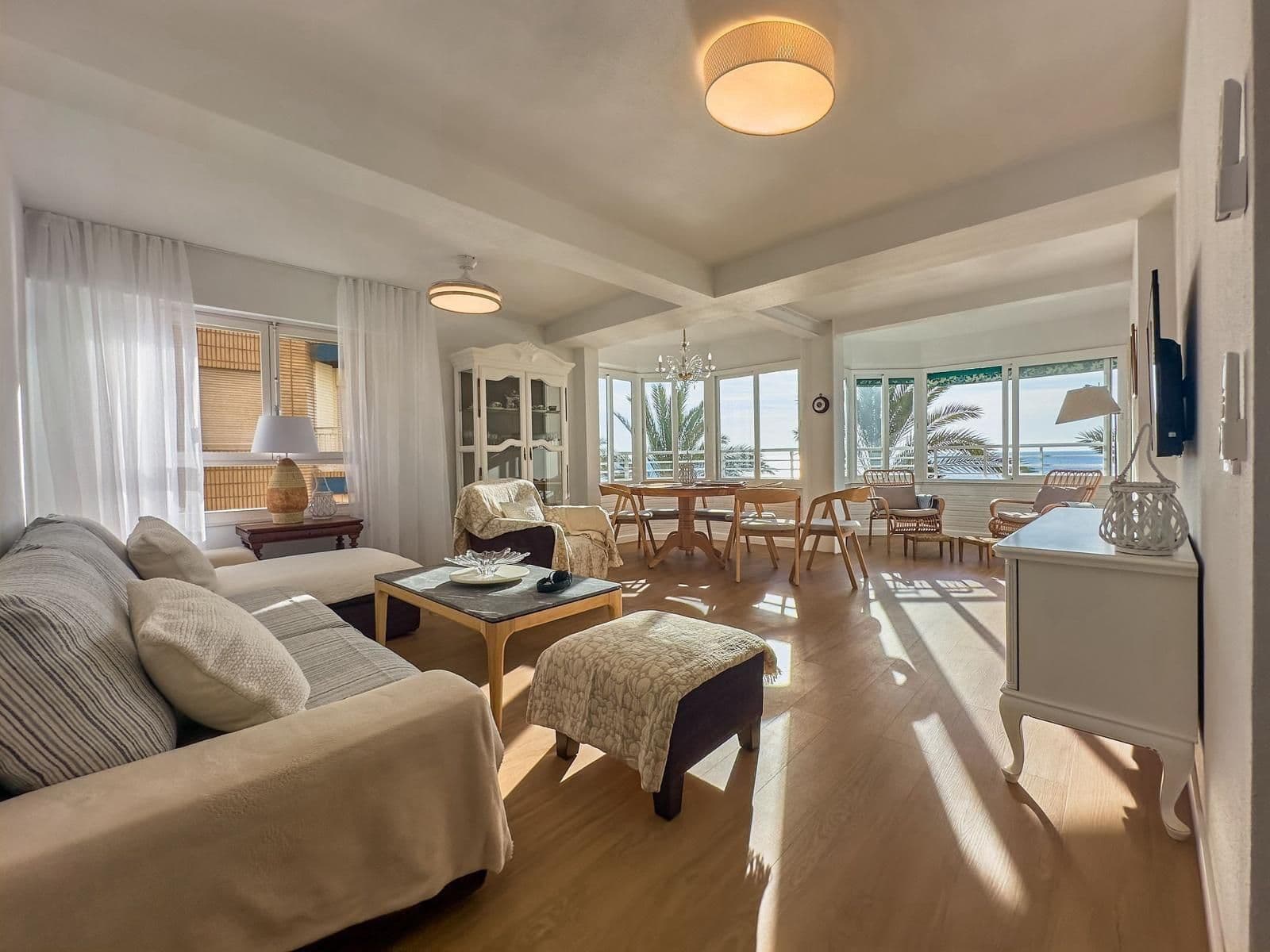 A la venta este gran apartamento con impresionantes vistas al mar Vorschau 4