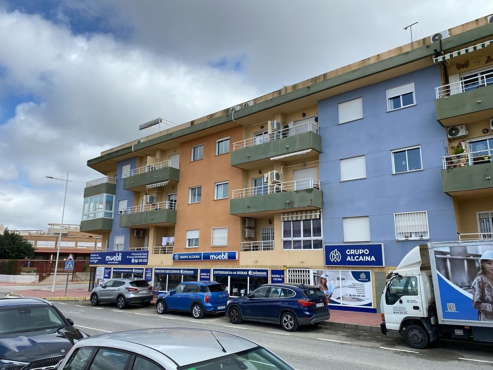 Os presentamos este piso recién reformado ubicado en la segunda planta de un edificio en e Vorschau 2