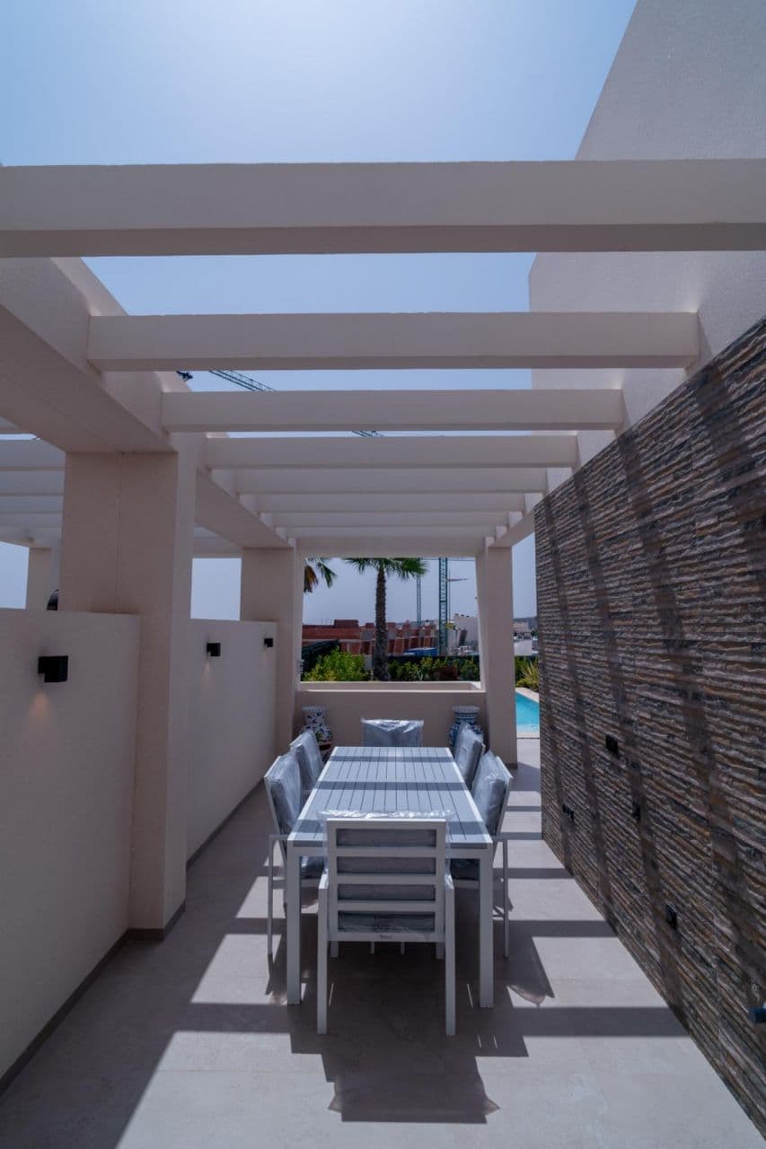 Estamos felices de presentarles esta impresionante villa de lujo ubicada en La Finca Resor Vorschau 4