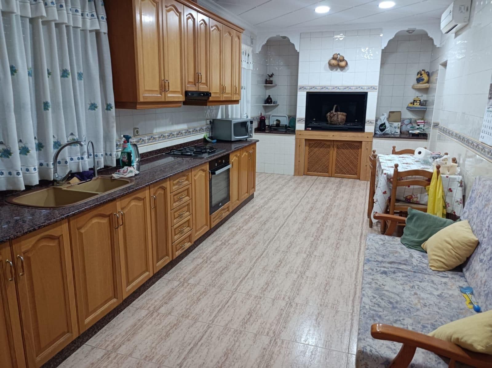 Os presentamos esta bonita y amplia casa de campo ubicada en el tradicional municipio de G Vorschau 4