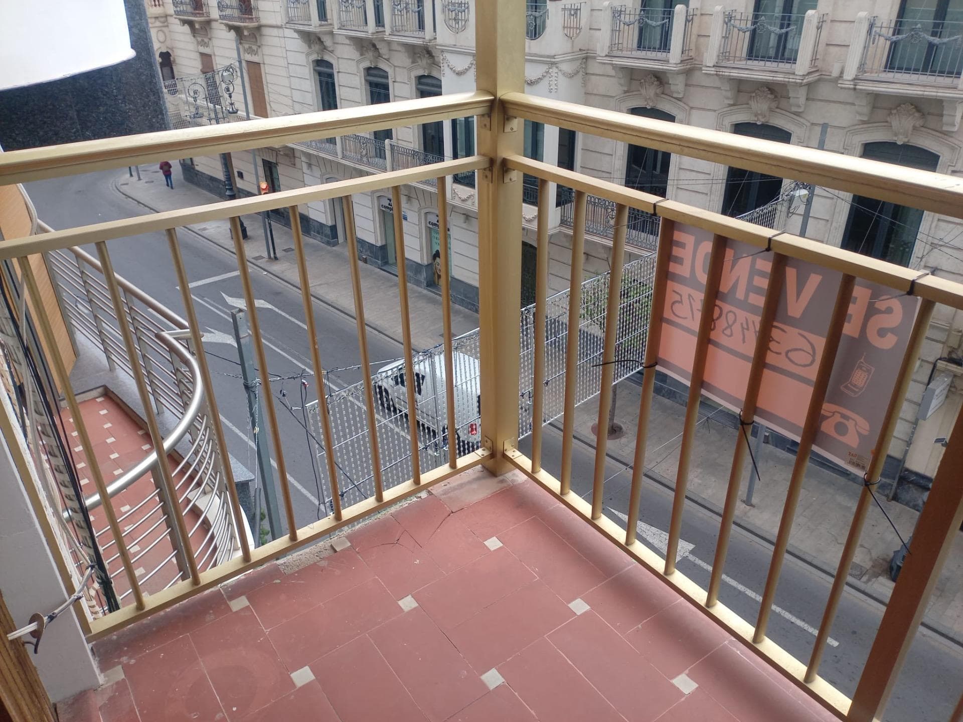 Descubre este amplio y luminoso piso de tres dormitorios ubicado en el corazón de Orihuela Vorschau 3