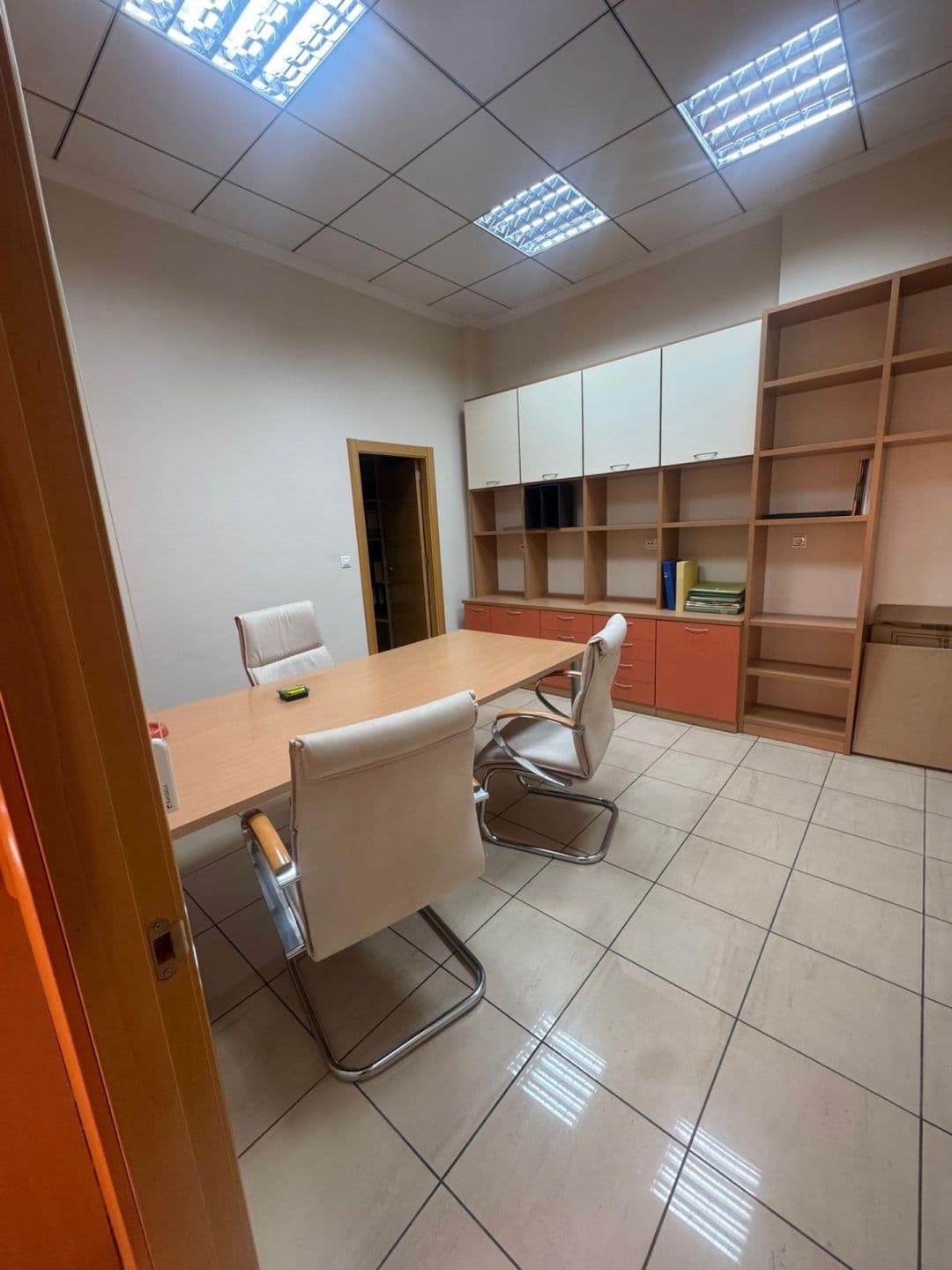 Presentamos una excelente oportunidad para adquirir esta oficina completamente equipada, u Vorschau 5