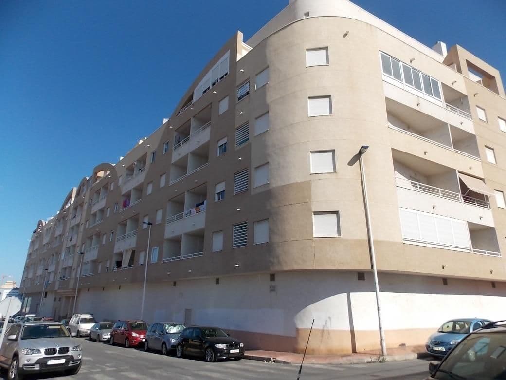 Descubre este encantador ático ubicado en la vibrante ciudad de Torrevieja, a solo 1000 me Vorschau 5
