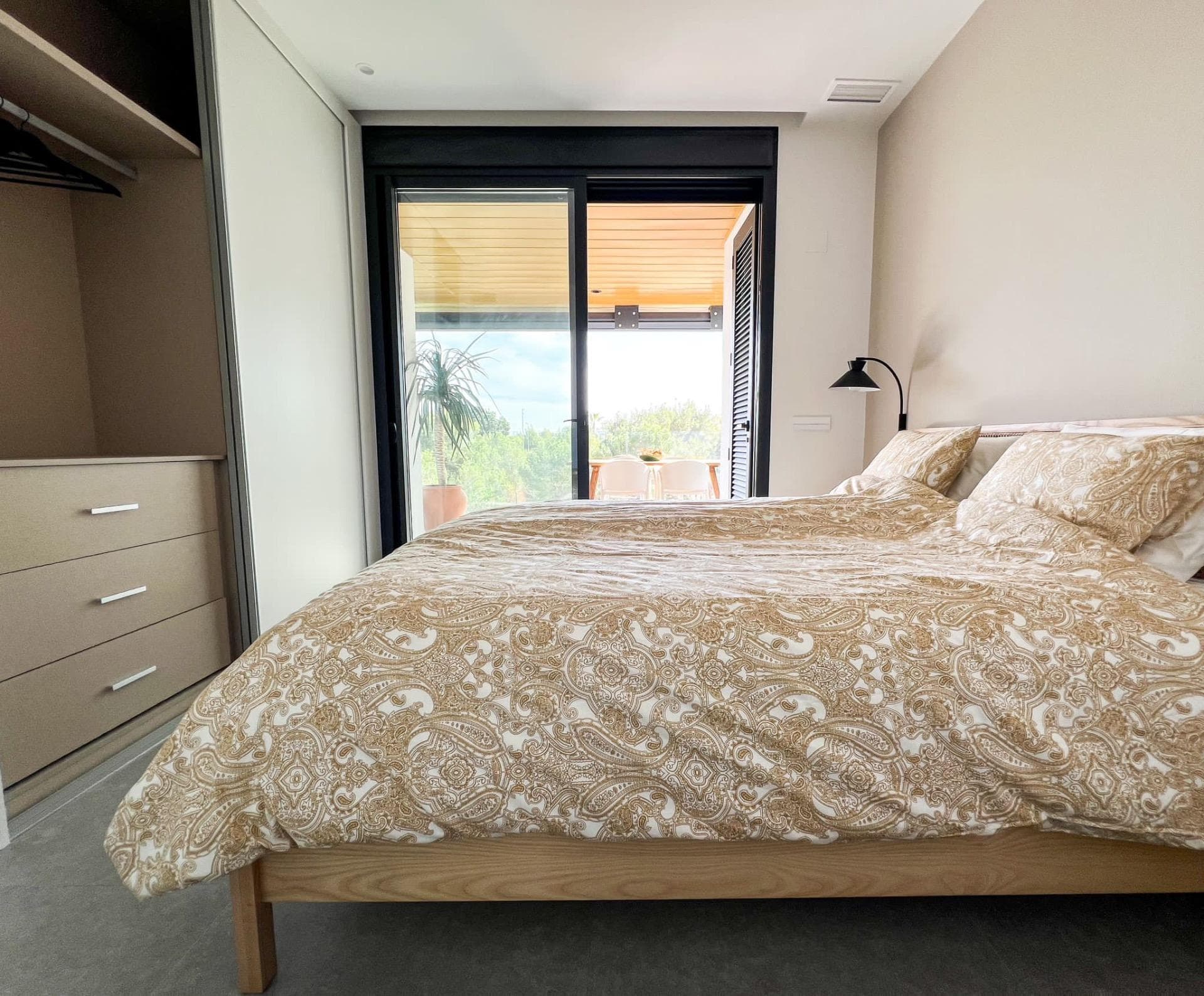 Ubicado en el prestigioso Las Colinas Golf & Country Club, este excepcional apartamento de Vorschau 4