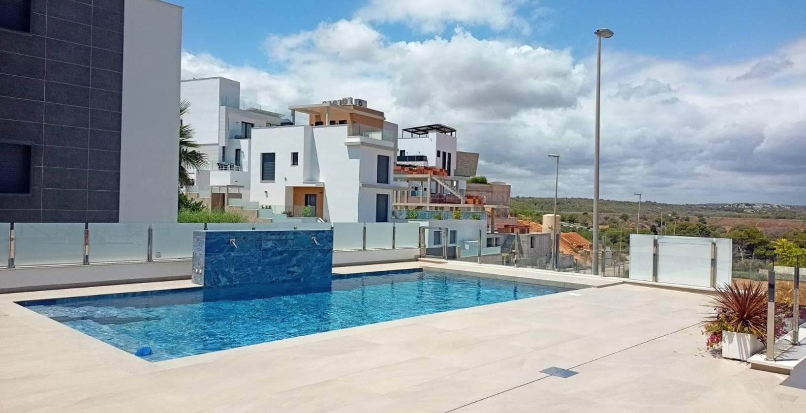 FANTASTISCHE NEU GEBAUTE FREISTEHENDE VILLA IN CAMPOAMOR (ORIHUELA COSTA) Vorschau 2