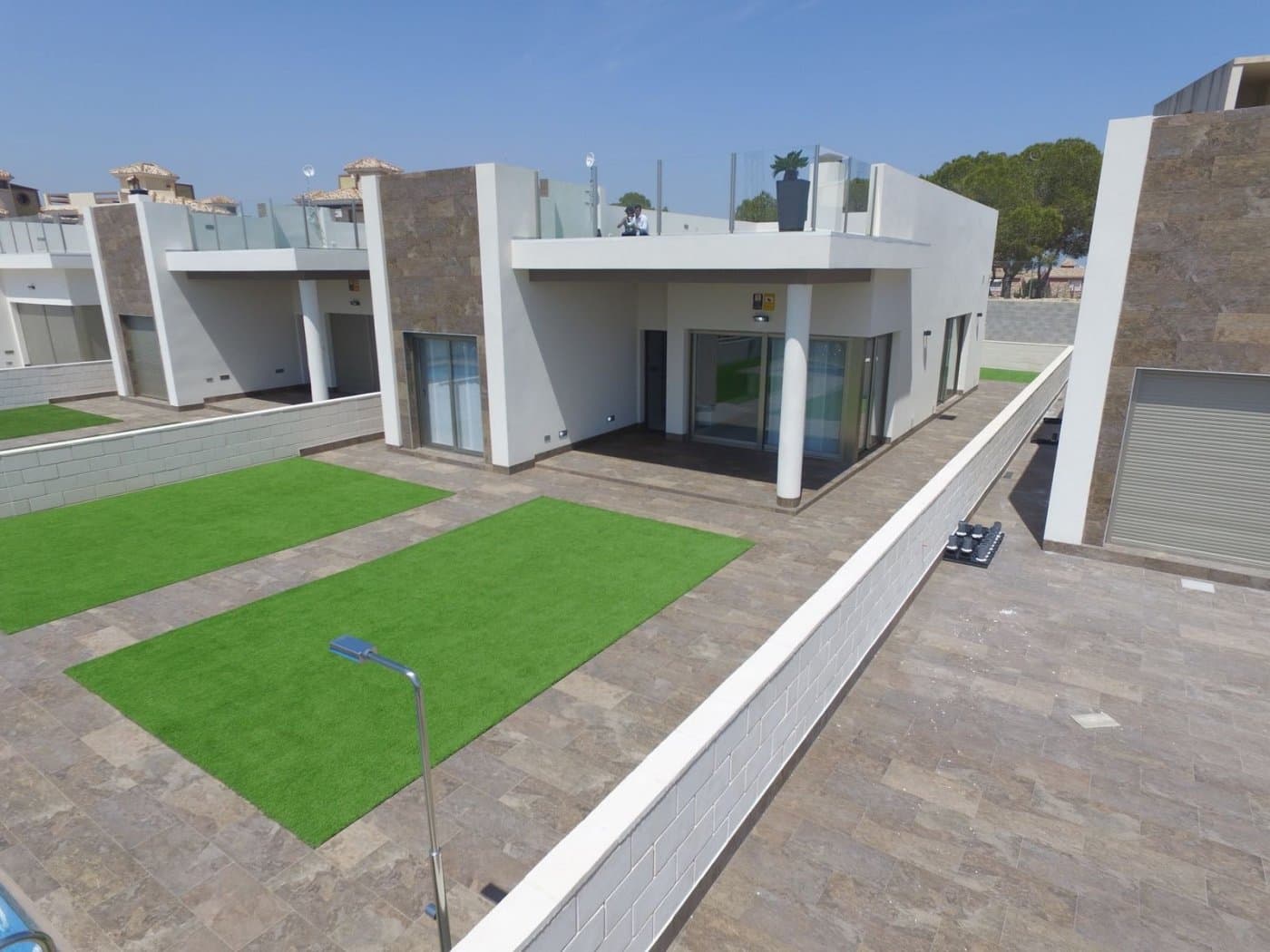 Villas independientes con amplio sótano, solárium y piscina privada en Orihuela Costa Prec