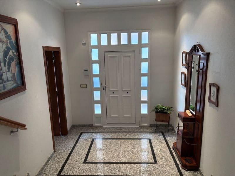 Os presentamos esta vivienda de 400m, ubicada en el encantador municipio de Formentera del