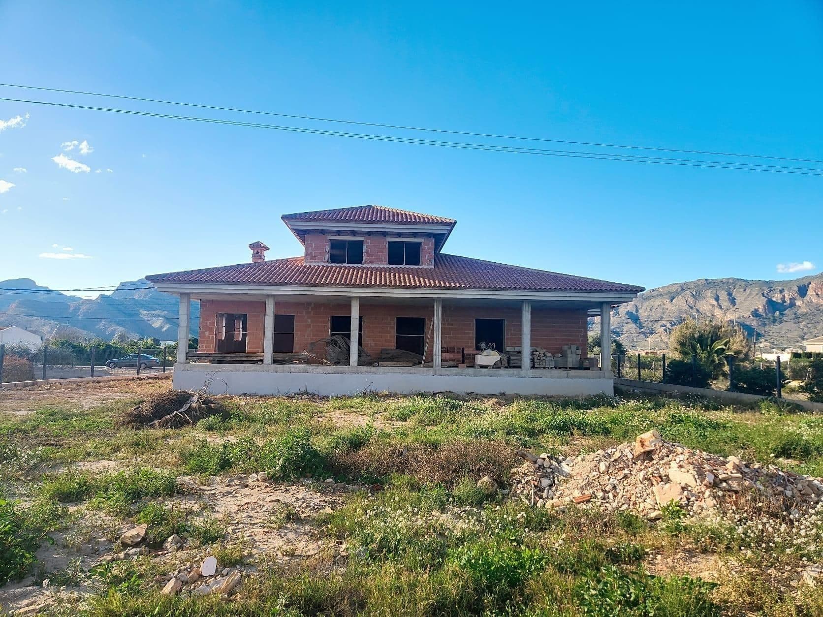 Situado en la Senda Molina, a las afueras de Orihuela ciudad, se vende esta magnifica finc