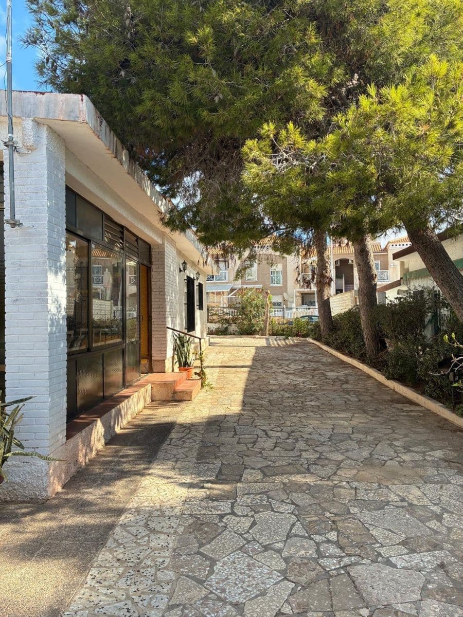 Descubre este bonito chalet independiente ubicado en la tranquila zona de Aguas Nuevas, má