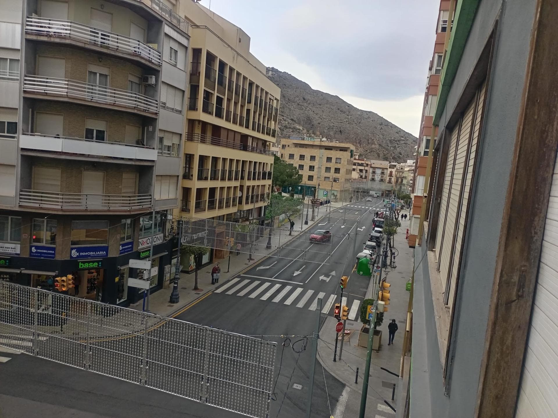 Descubre este amplio y luminoso piso de tres dormitorios ubicado en el corazón de Orihuela