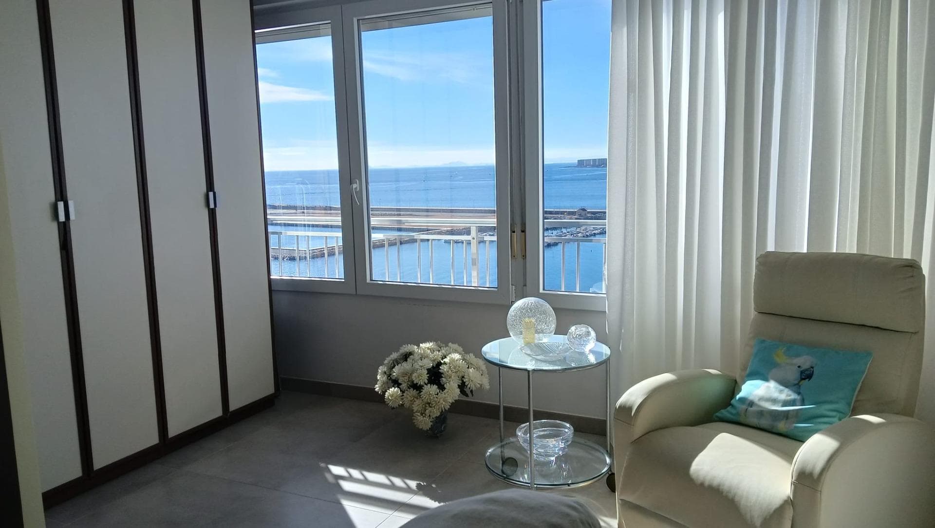 Descubre este impresionante apartamento en primera línea de playa ubicado en la codiciada
