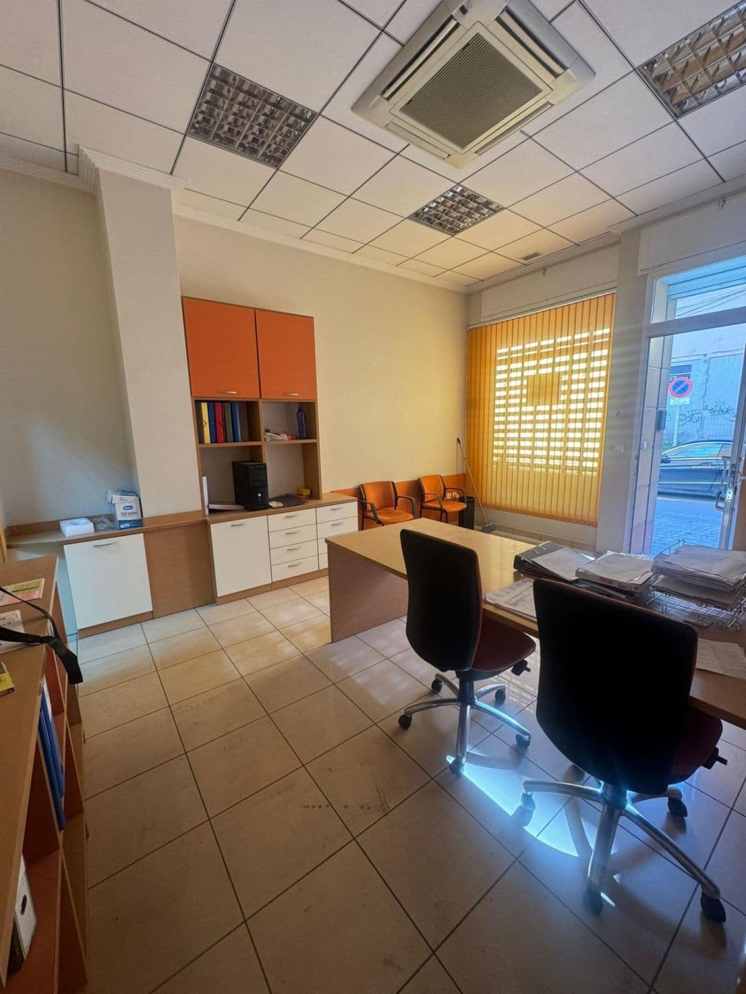 Presentamos una excelente oportunidad para adquirir esta oficina completamente equipada, u