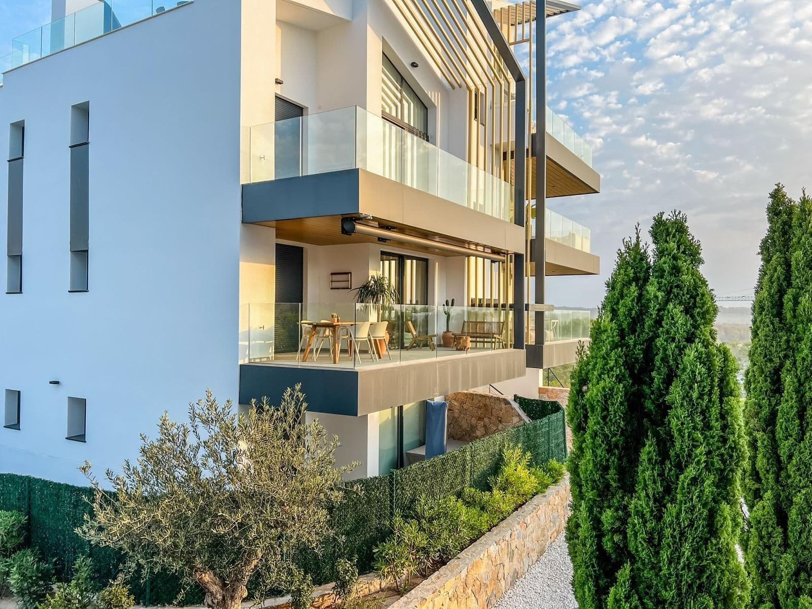 Ubicado en el prestigioso Las Colinas Golf & Country Club, este excepcional apartamento de