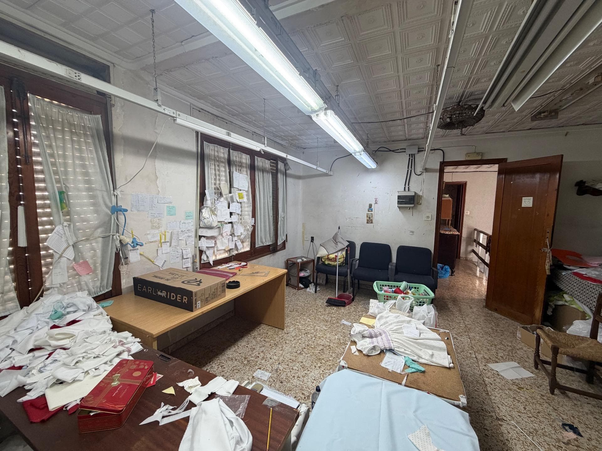 Te presentamos esta interesante oportunidad en Almoradí: una casa tipo dúplex situada en e